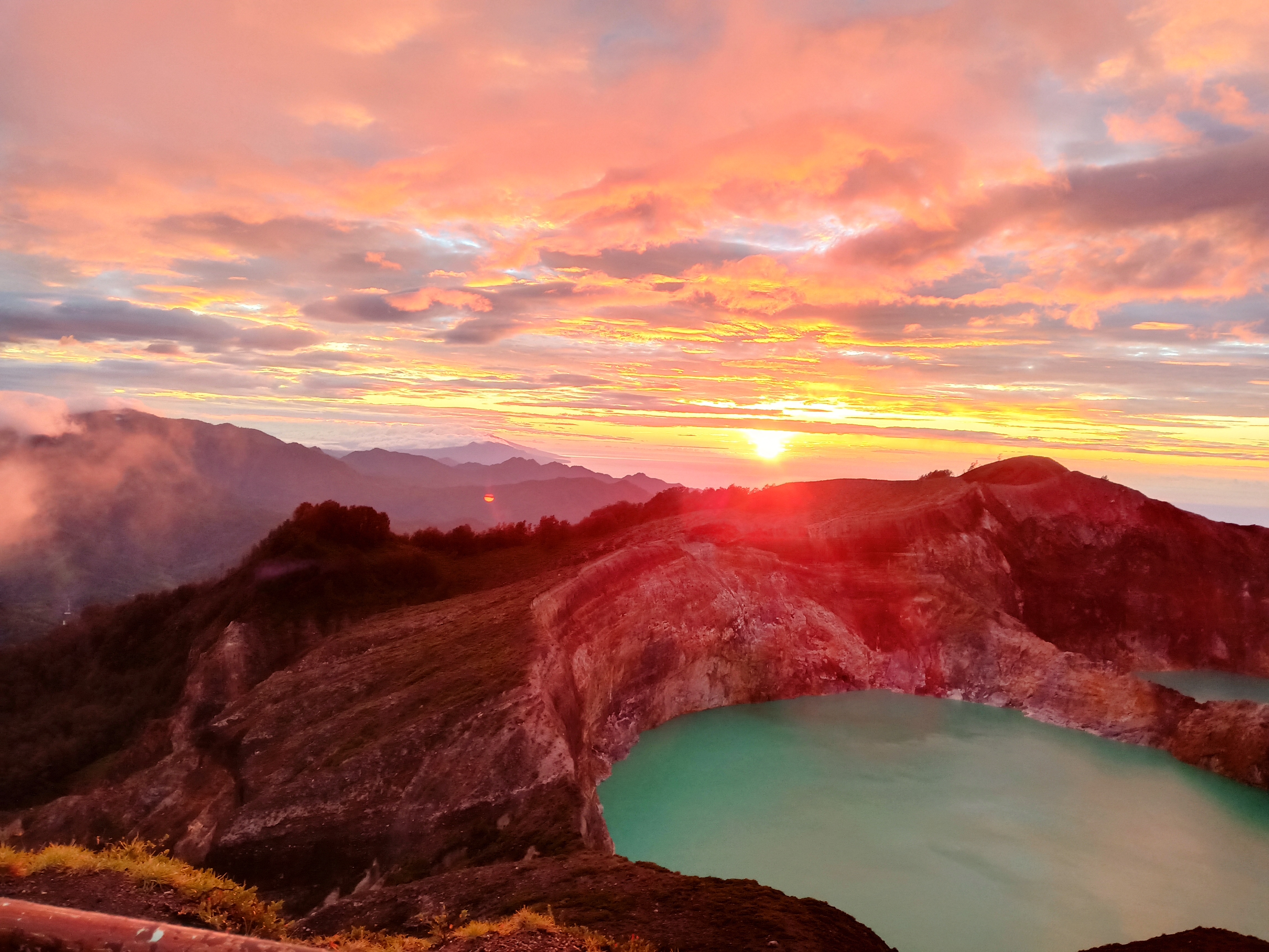 https://cdn.bafageh.com/blogs/thumbnails/1748510803_Sunrise_Danau_Kelimutu.jpg